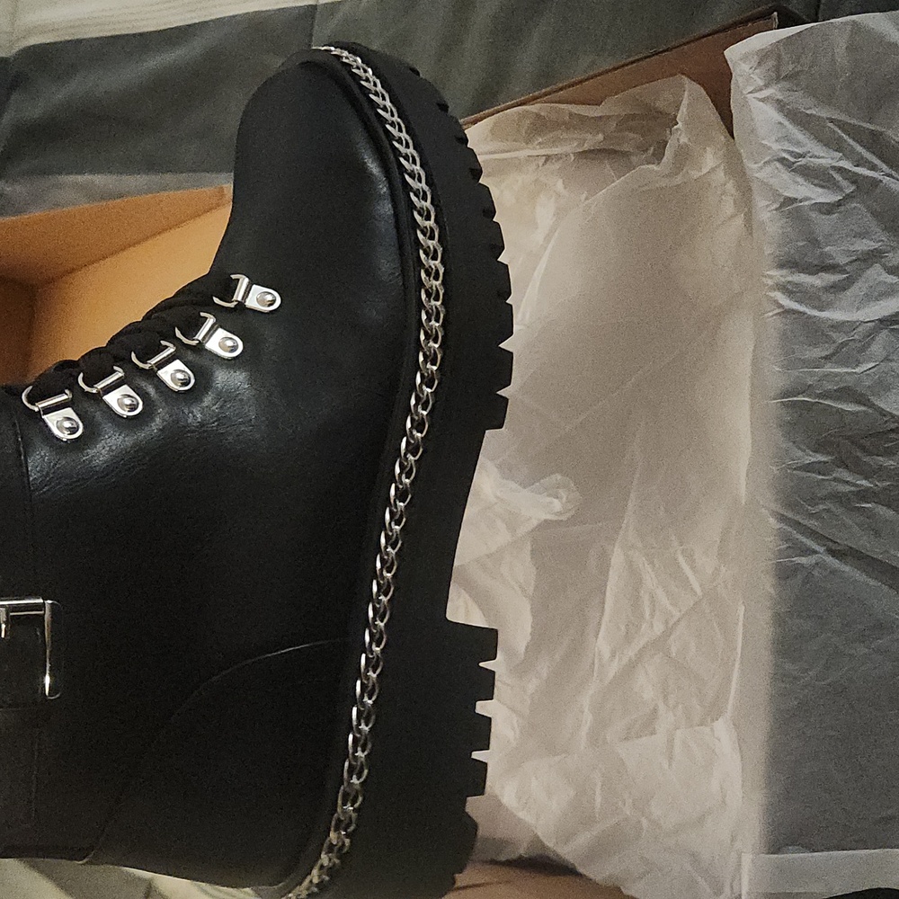 BLACK BOOTS - Picture 2 of 4